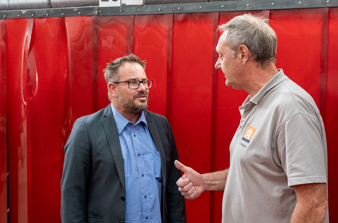 Thorsten Jäkel (links) von der Regio Personalvermittlung im Gespräch mit Fachbereichsleiter Frank Holper (rechts) von der BTW GmbH Mönchengladbach.